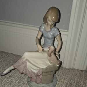 Lladro Porcelain Figurine "Picture Perfect' With Missing Umbrella
